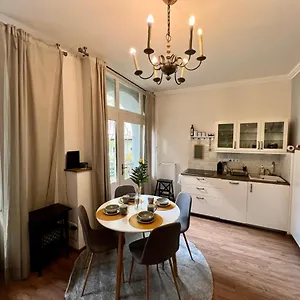 Adorable, Cosy At The Heroes' Square , Budapešť Maďarsko